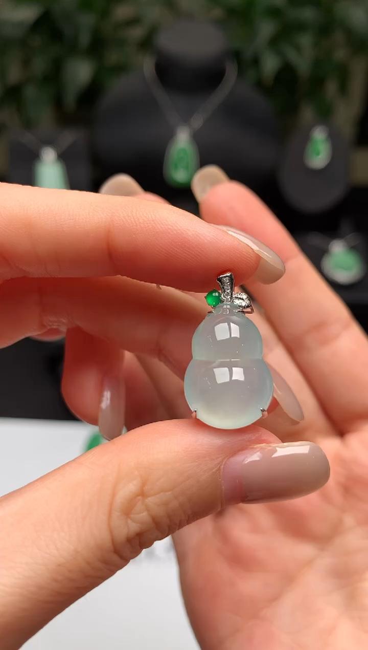 翡翠18K金镶嵌颈饰葫芦