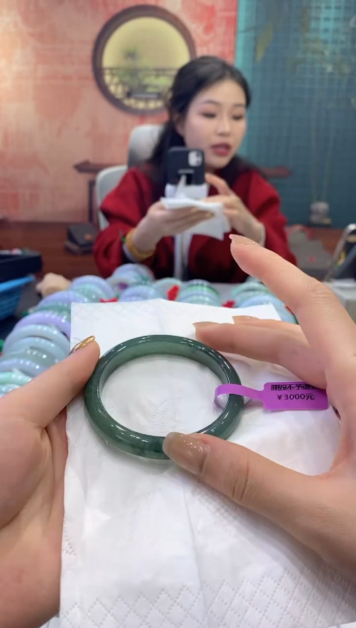 【闪购商品】翡翠手镯未镶嵌多人18379