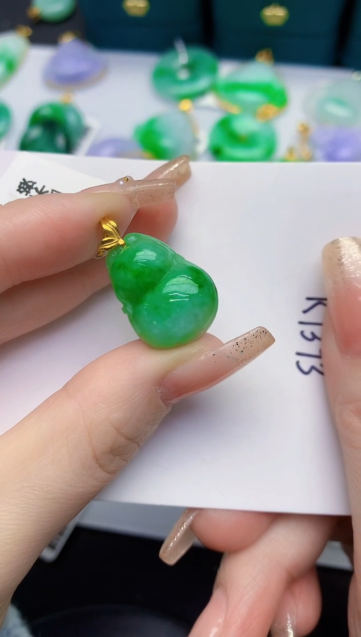 颈饰18K金镶嵌翡翠缅甸天然翡翠A货