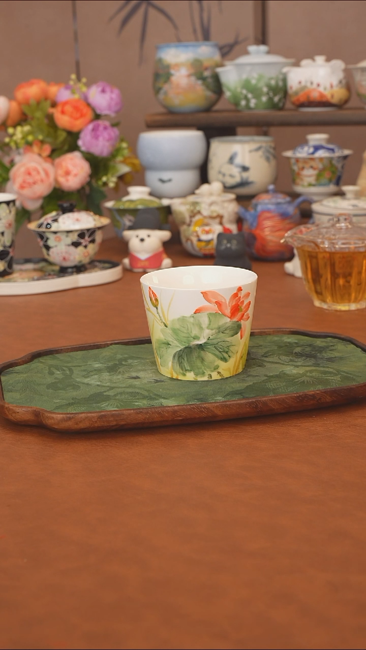 手绘  荷叶荷花猪口杯