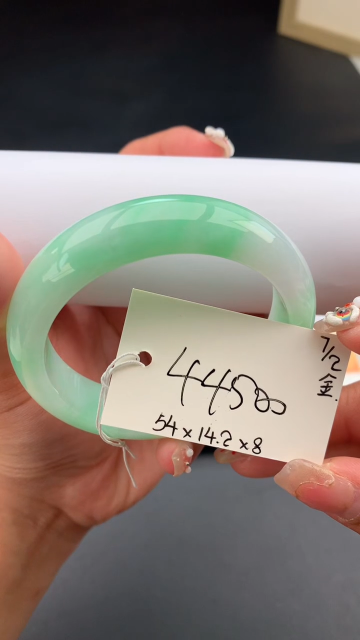 【闪购商品】翡翠手镯未镶嵌 #情人节#送礼，下单联系客服核对地址~