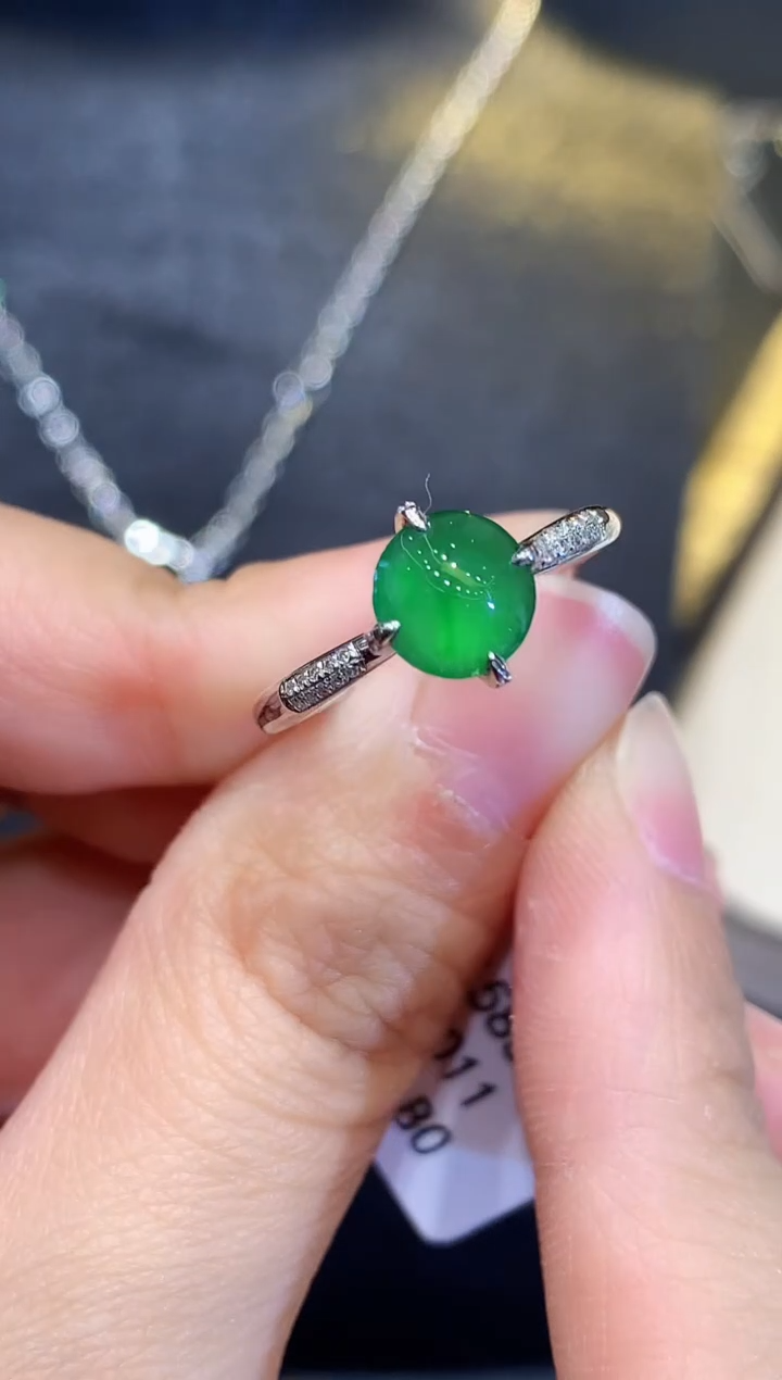 18K金镶嵌戒指翡翠多样性发其一