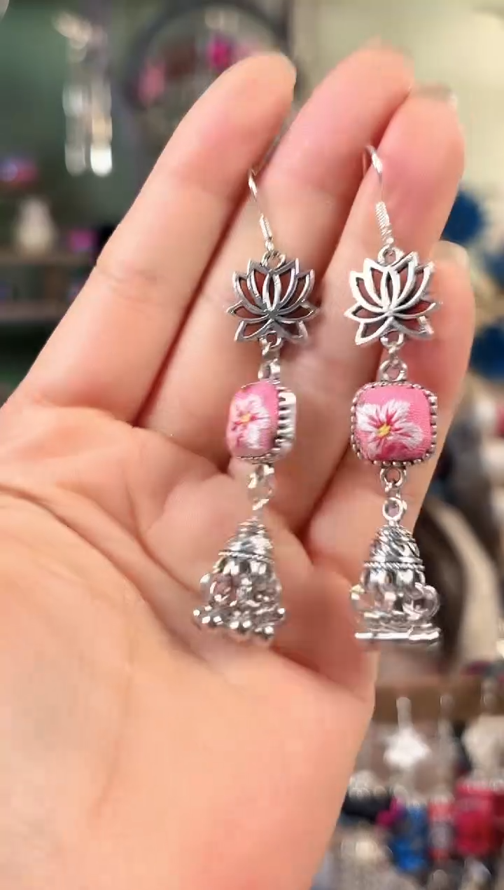 彩云南阁非遗老绣饰品591