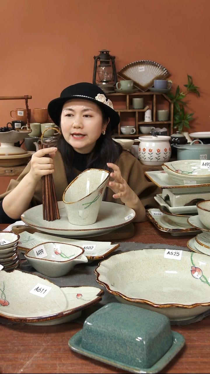 陶瓷A676 一只手绘荷花黑点高低筒子可能微