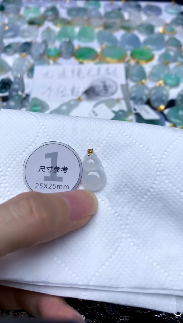 颈饰18K金镶嵌翡翠天然A货翡翠