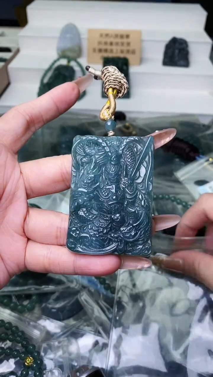 颈饰未镶嵌翡翠 