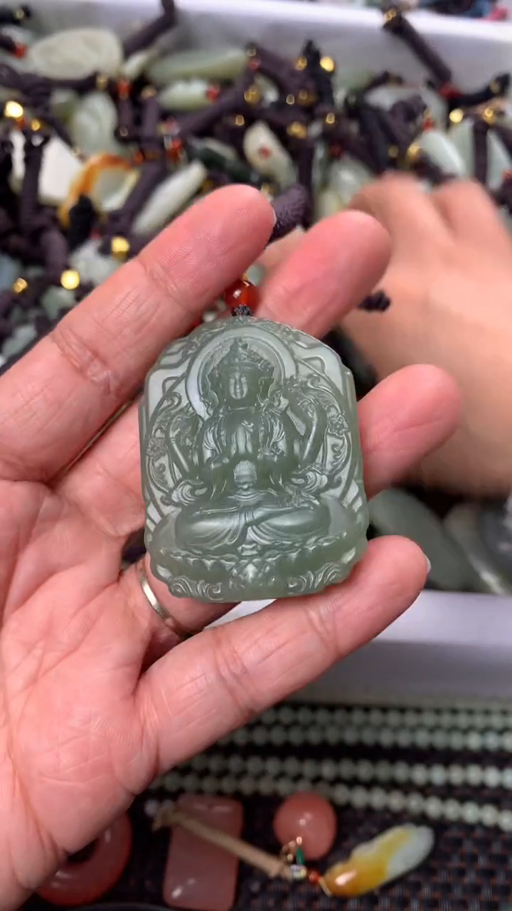 【闪购商品】和田玉颈饰未镶嵌多样性发货没有证书.拍一发一，有瑕