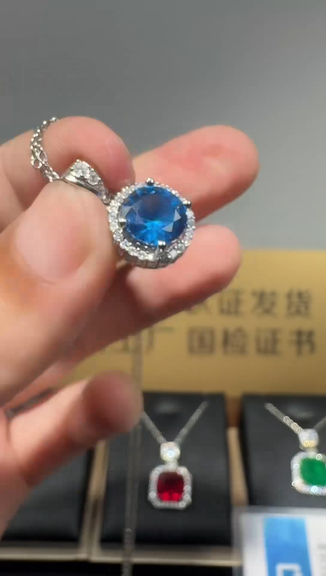 吊坠(赠链)蓝宝石18K金镶嵌602