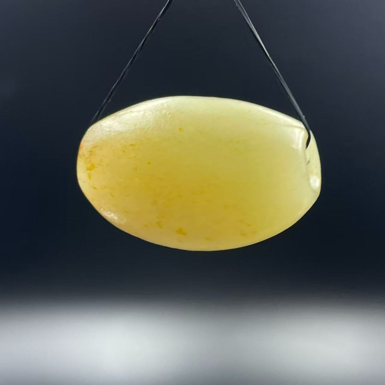 天然和田玉带皮随型吊坠