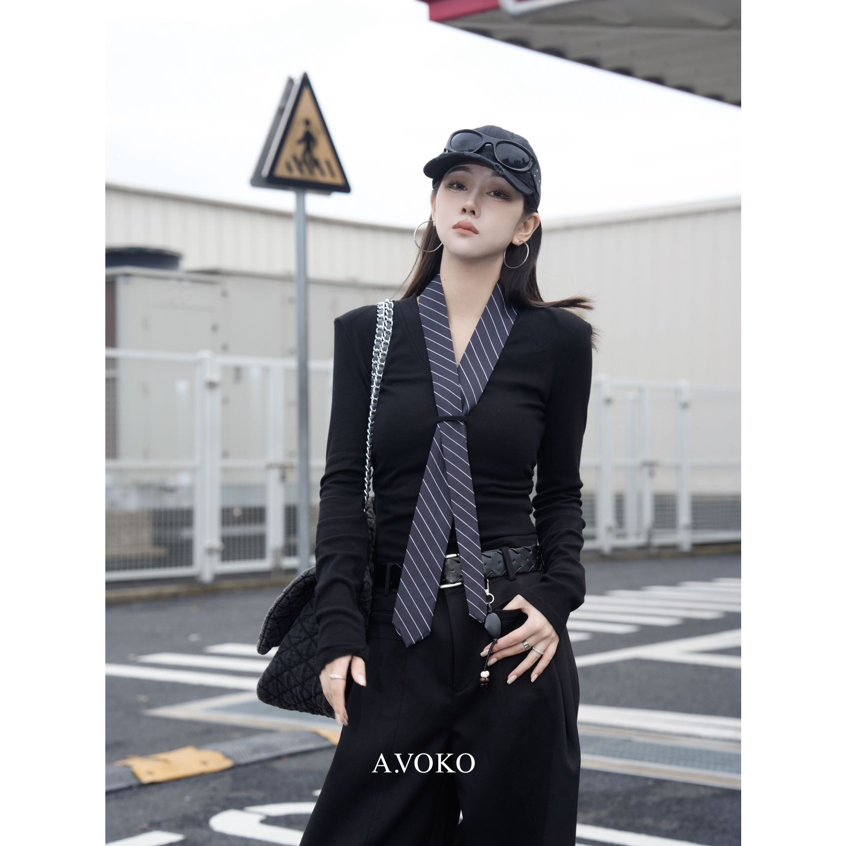 “美式街区”设计感弹力显瘦V领领带装饰磨毛打底衫上衣T恤