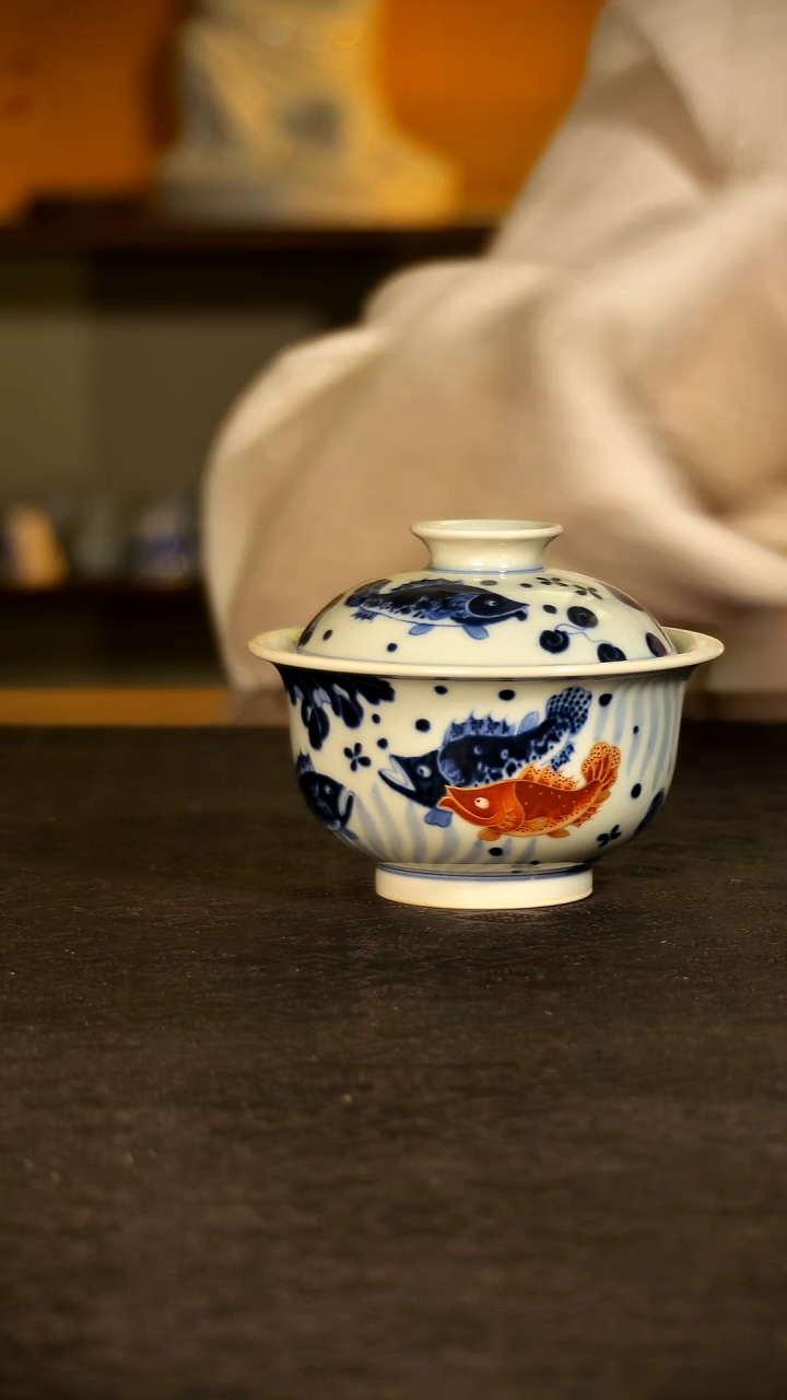 乐之斋青花加彩樊红描金鱼藻盖碗