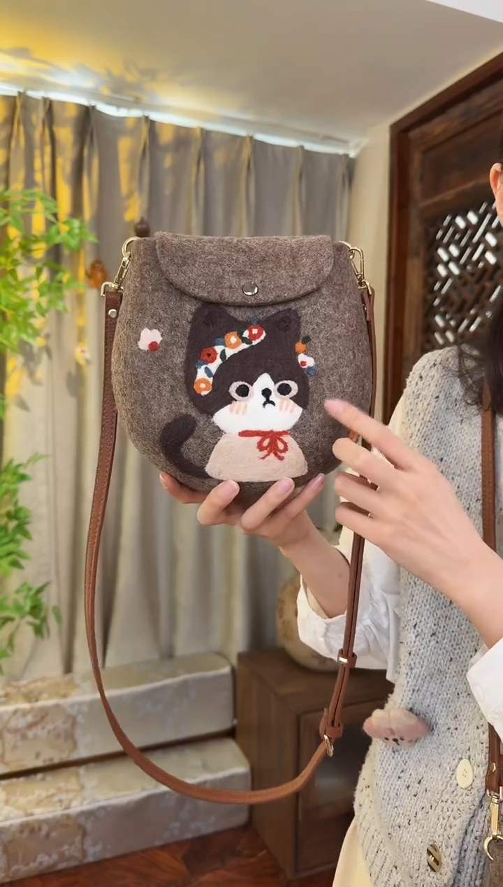 羊毛非遗羊毛毡包 蛋蛋包花环猫咪