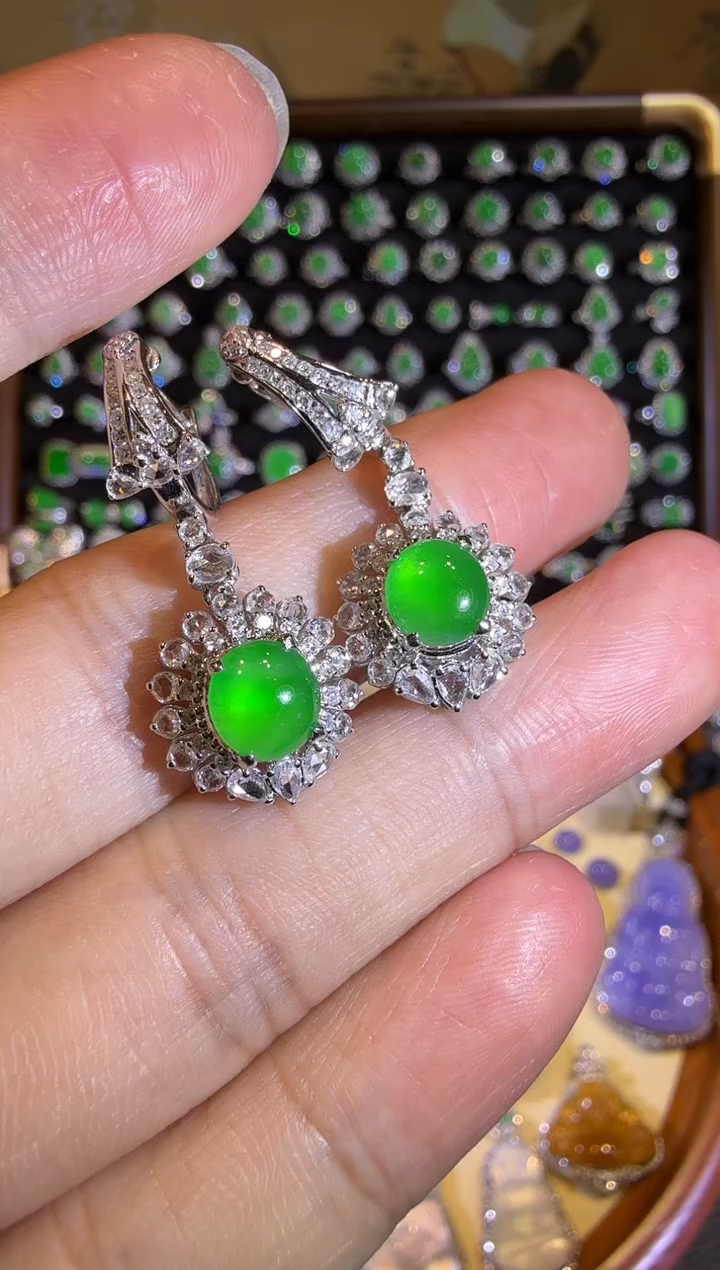 【闪购商品】翡翠耳饰18K金镶嵌满绿起光蛋面耳坠