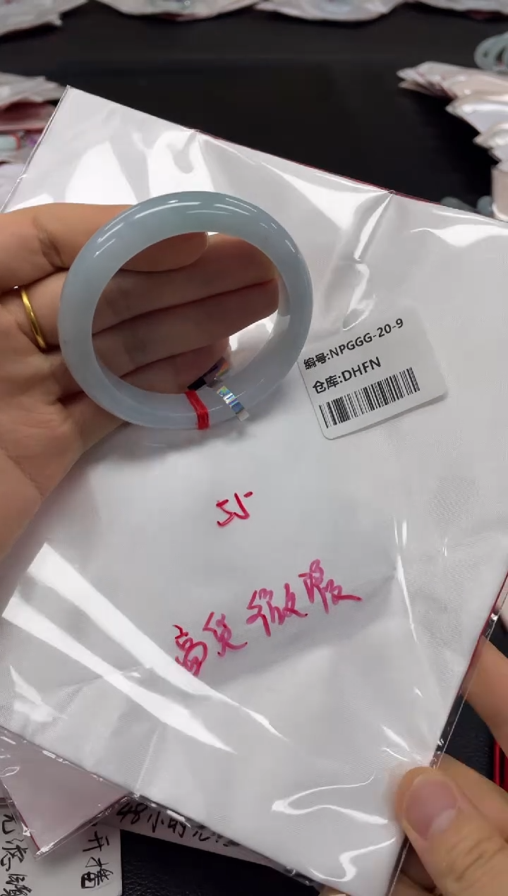 翡翠手镯未镶嵌翡翠手镯
