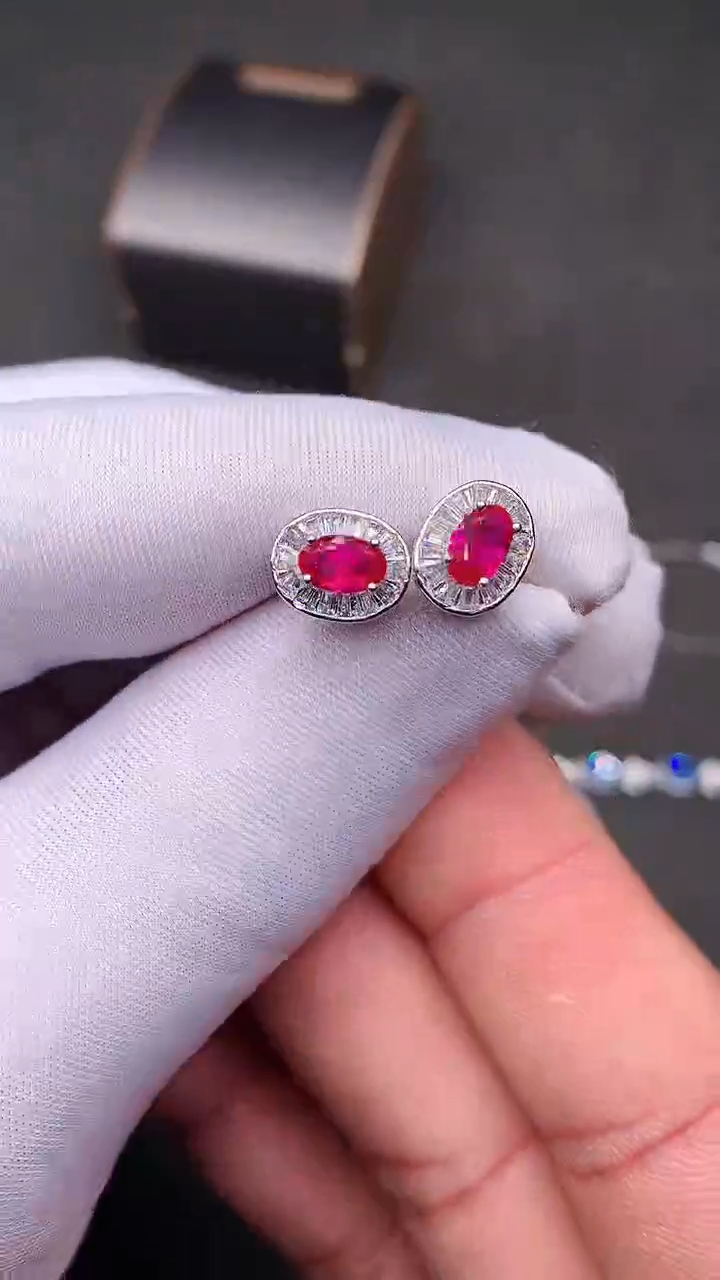 【闪购商品】红宝石耳饰银S925镶嵌........