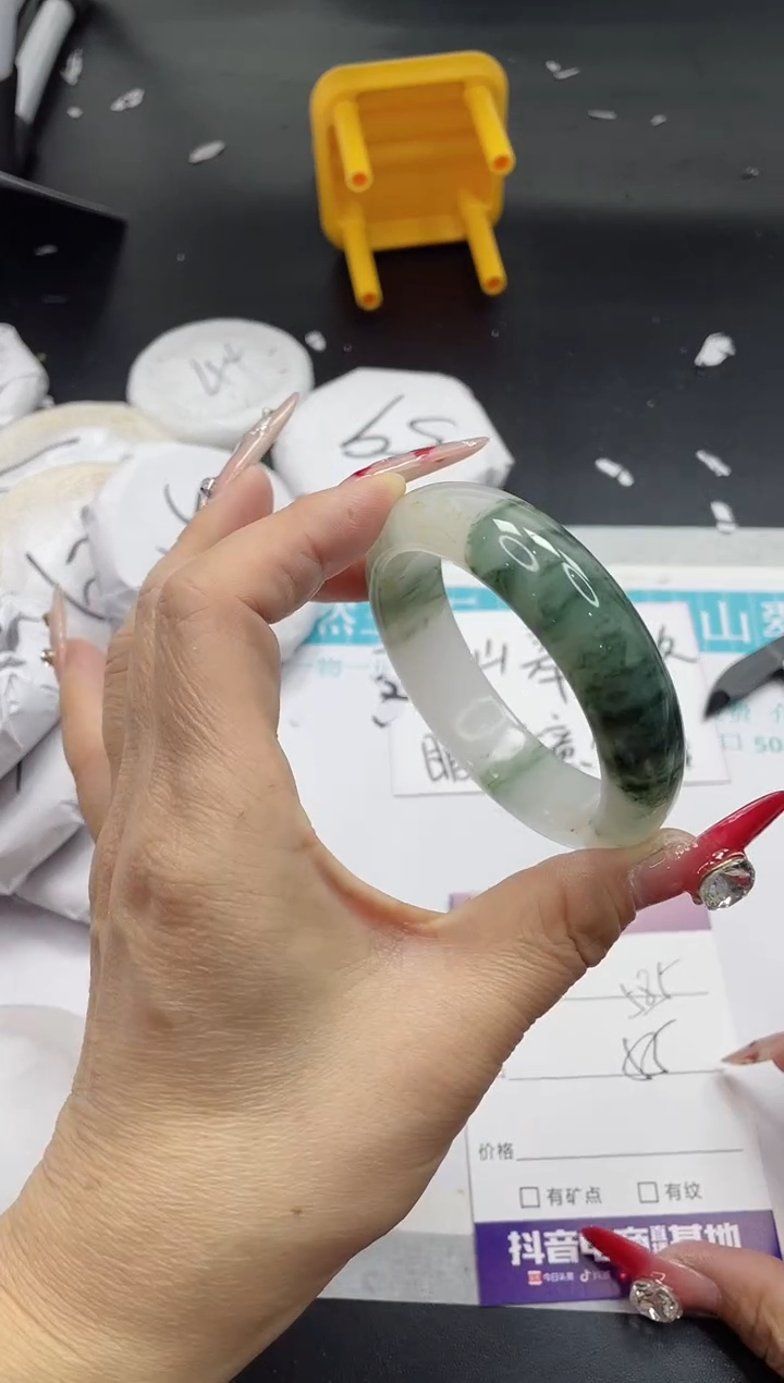 【闪购商品】石英质玉手镯未镶嵌585