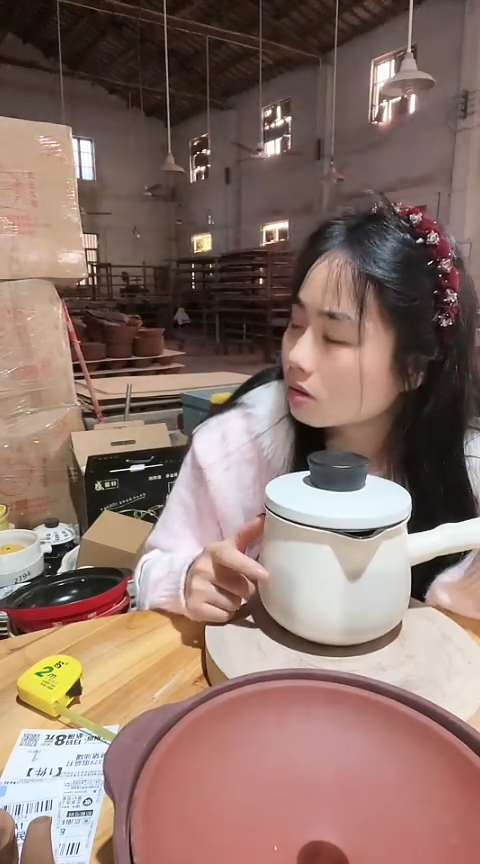 陶瑕疵白色奶锅带盖色差