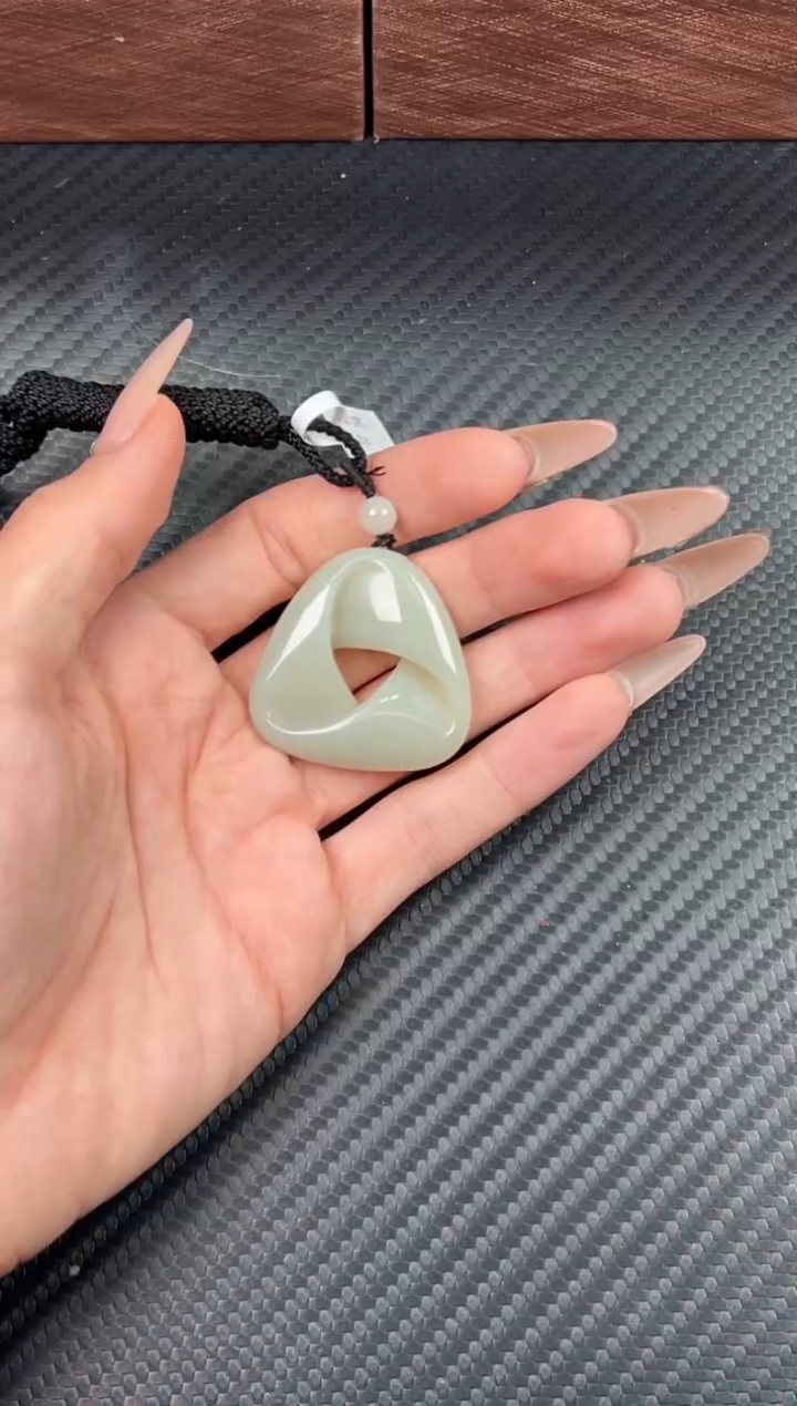 吊坠(赠链)未镶嵌和田玉且末近矿微色差吊坠JS