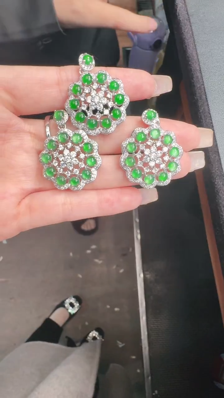 未镶嵌定制翡翠A货有轻微色差属于正常现象，挂件多样性发货1