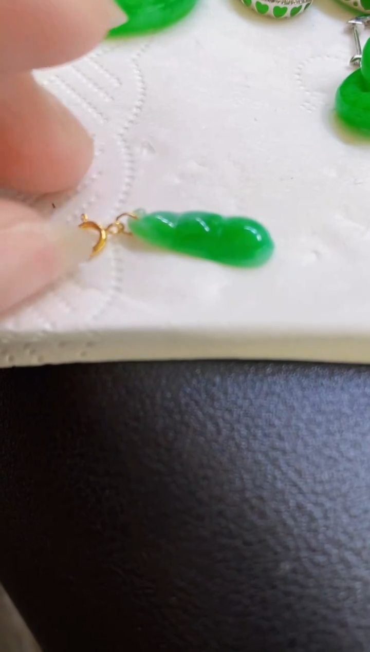 颈饰18K金镶嵌翡翠豆