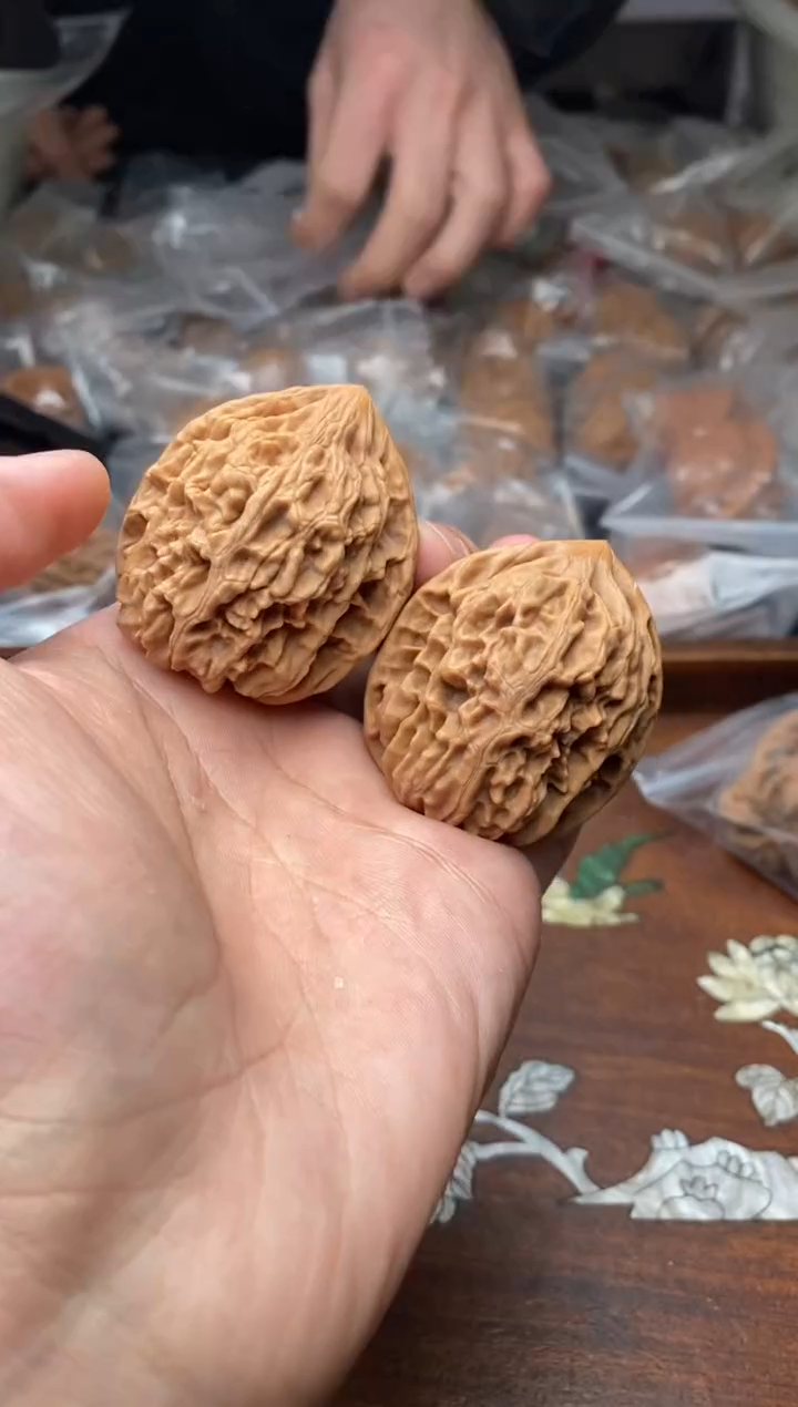 【闪购商品】文玩核桃把件A77号40尺鸡心.团