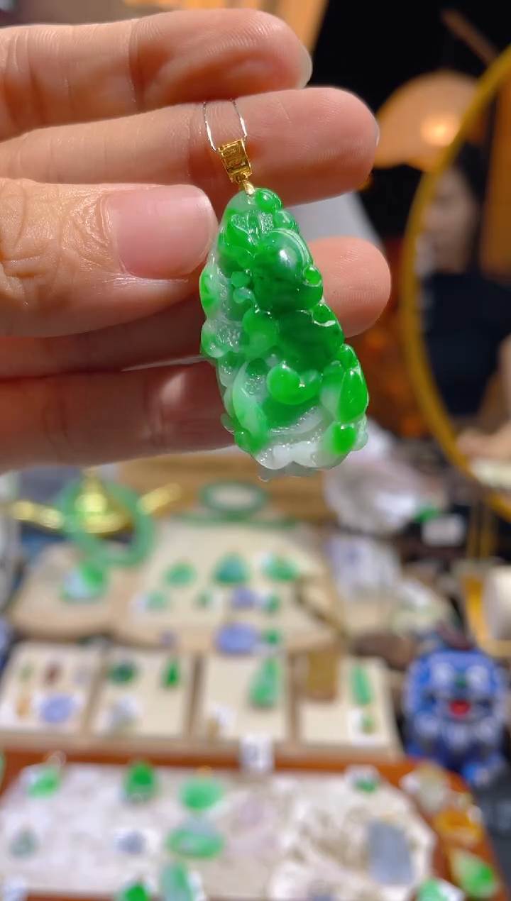 翡翠18K金镶嵌颈饰白菜