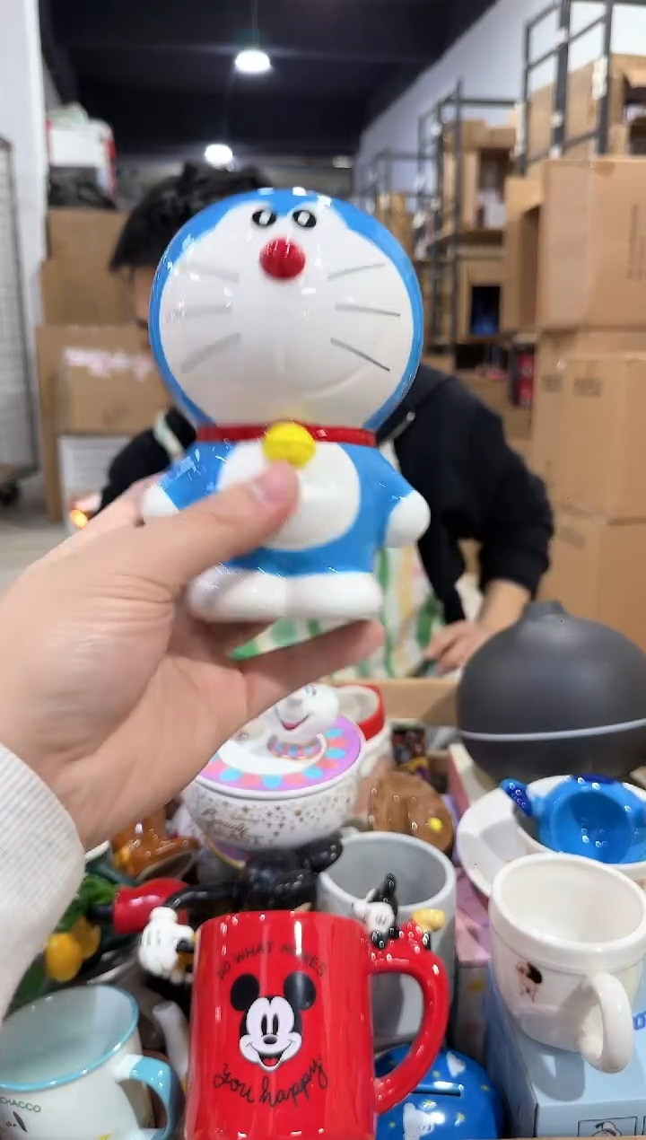 瓷片小号叮当猫钱罐 有冰裂