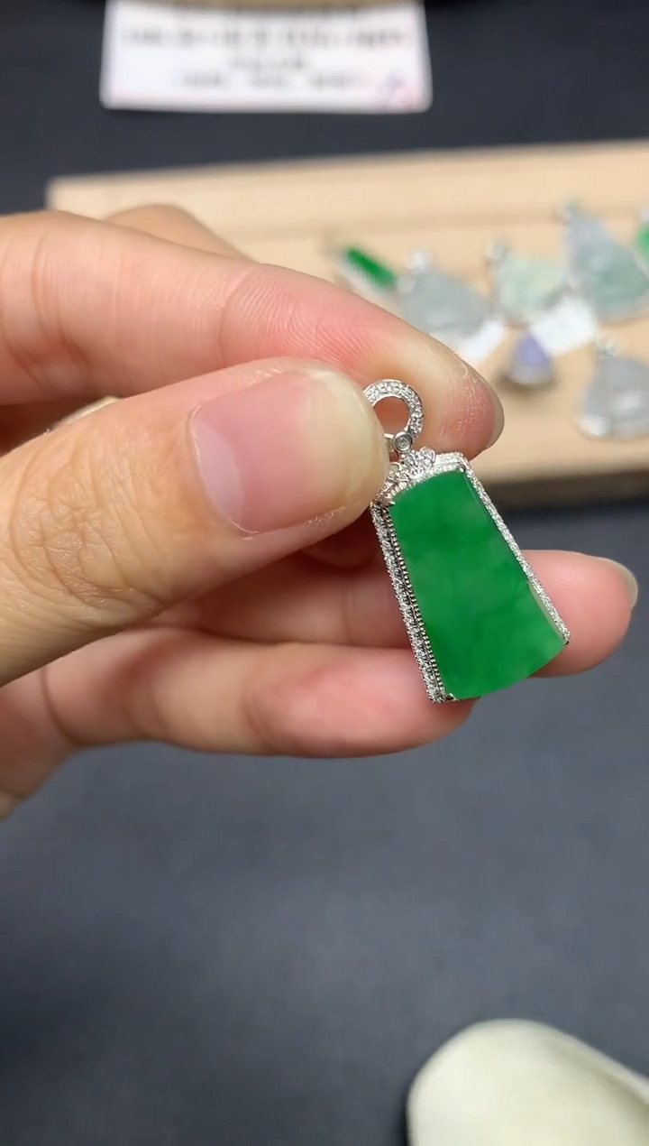 翡翠18K金镶嵌吊坠(不含链)无事牌【无服务费】