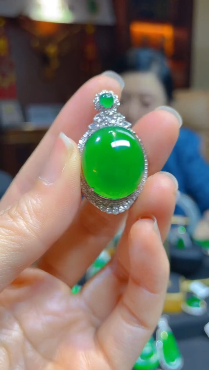 【闪购商品】翡翠颈饰18K金镶嵌117805天然A货翡翠蛋面