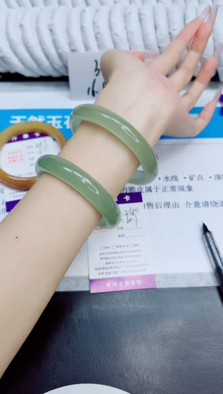 未镶嵌手镯石英质玉240/62.7