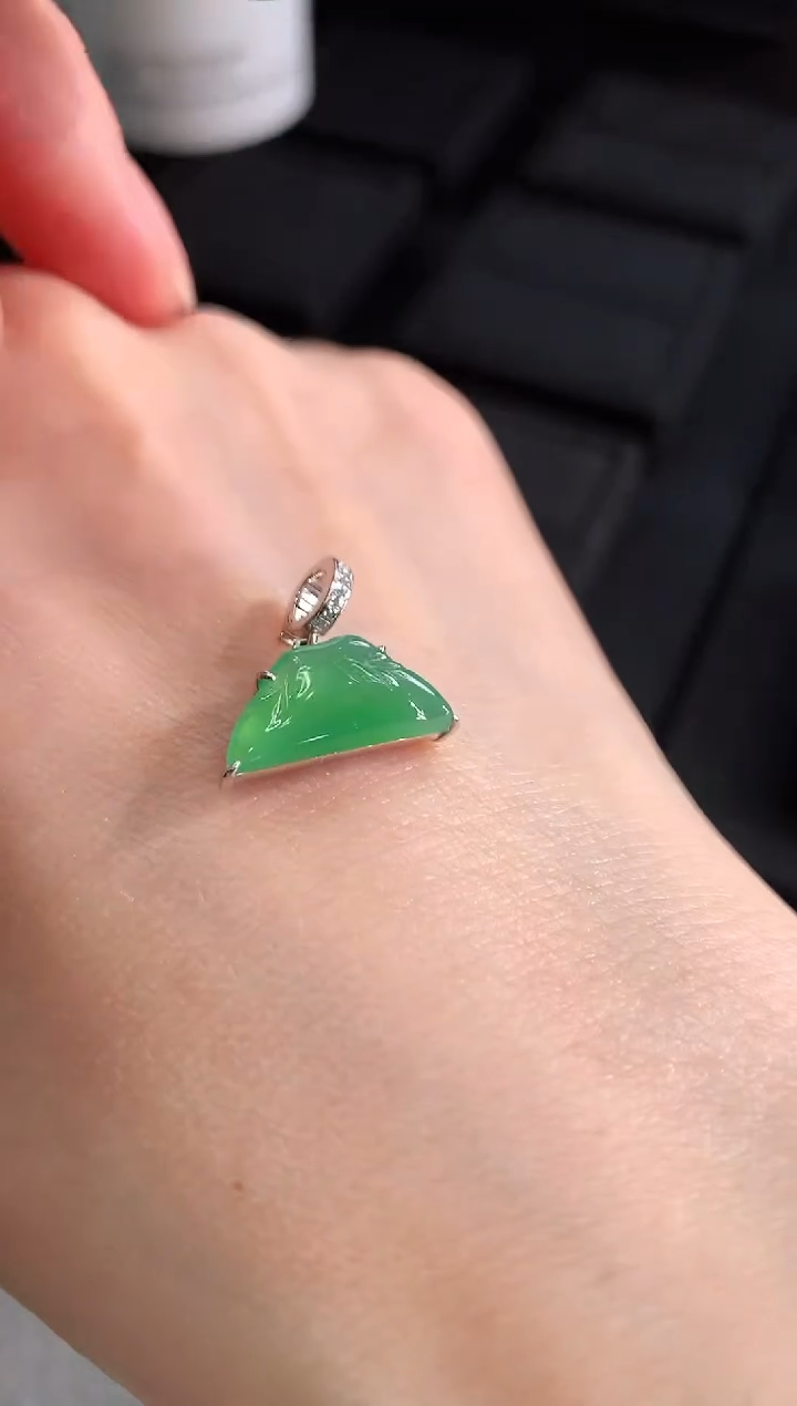 【闪购商品】翡翠吊坠(不含链)18K金镶嵌吊坠