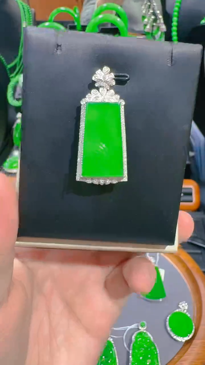 【闪购商品】翡翠吊坠(赠链)18K金镶嵌天然A货翡翠