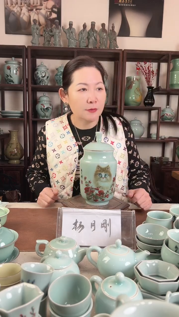 釉中彩 猫画 盖罐L