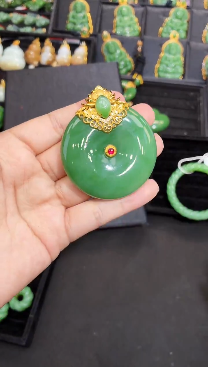 吊坠(赠链)18K金镶嵌和田玉50MM多样性发一