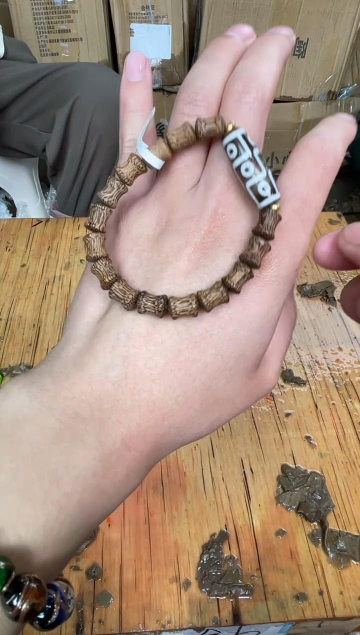 木质非金属捧月文创福利闪购商品无礼盒