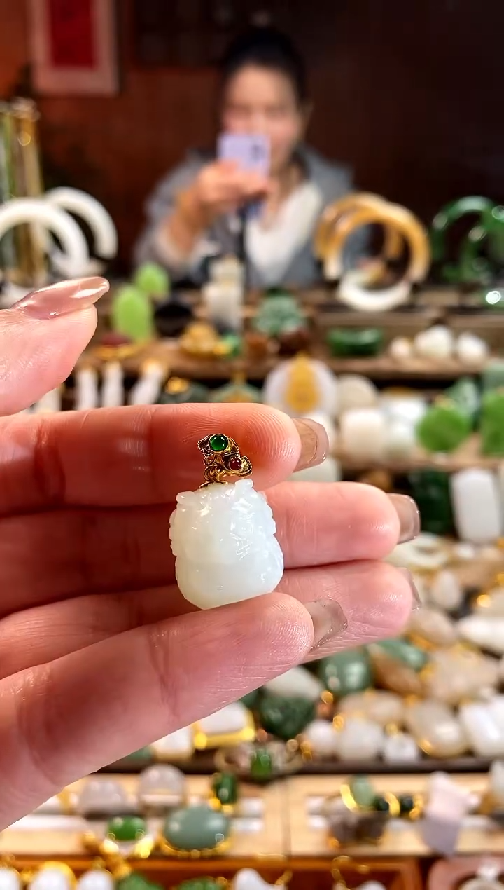 【闪购商品】和田玉吊坠18K金镶嵌。