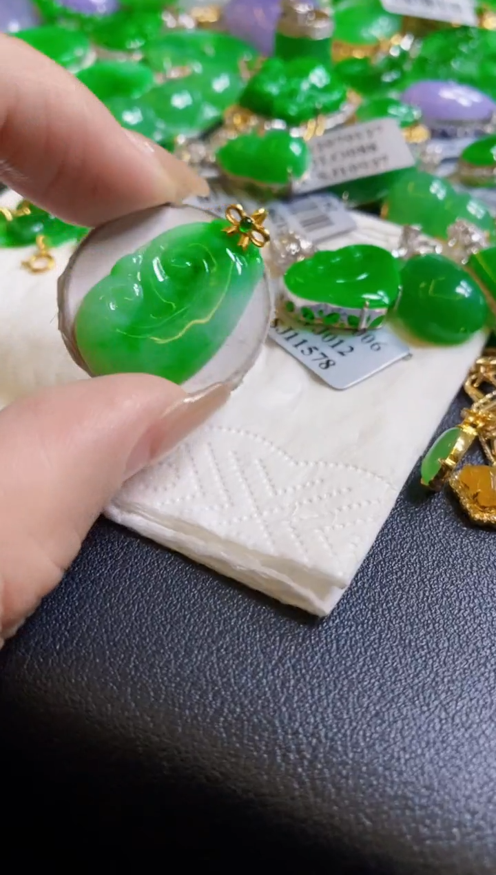 【闪购商品】翡翠颈饰18K金镶嵌如意