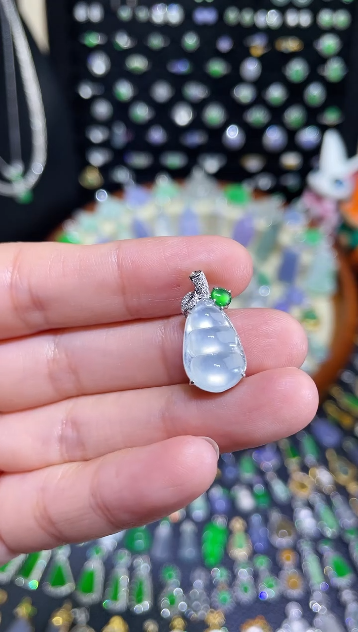 颈饰18K金镶嵌翡翠玻璃种豆子吊坠