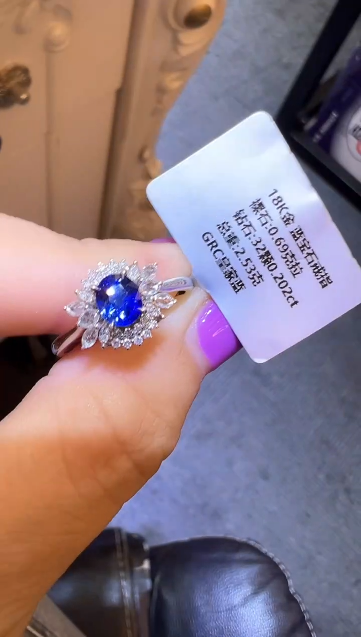 蓝宝石戒指18K金镶嵌     