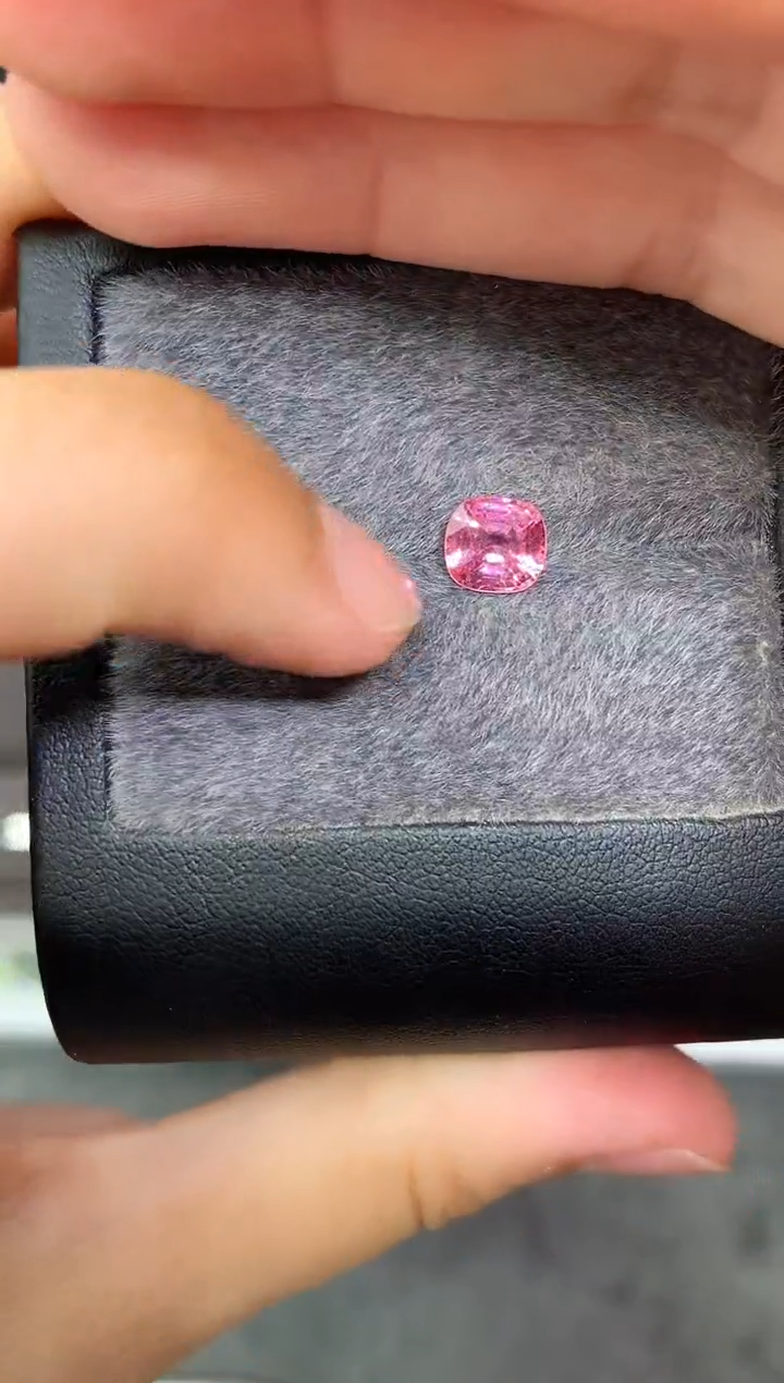 定制尖晶石裸石未镶嵌枕型 日出莲花色调 1.38ct
