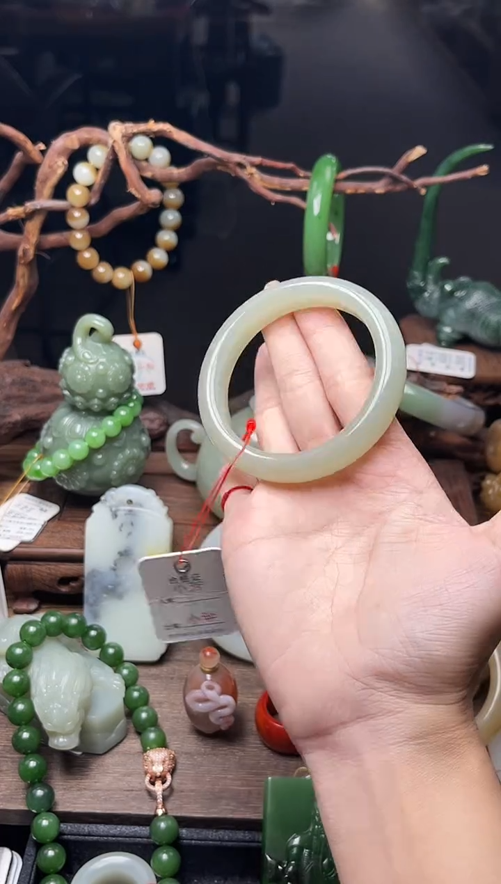和田玉手镯未镶嵌且末青白 55圈9010404