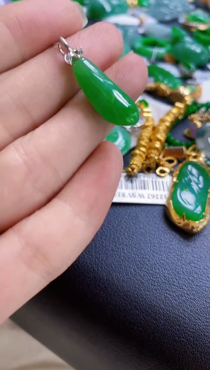 翡翠18K金镶嵌颈饰瓜