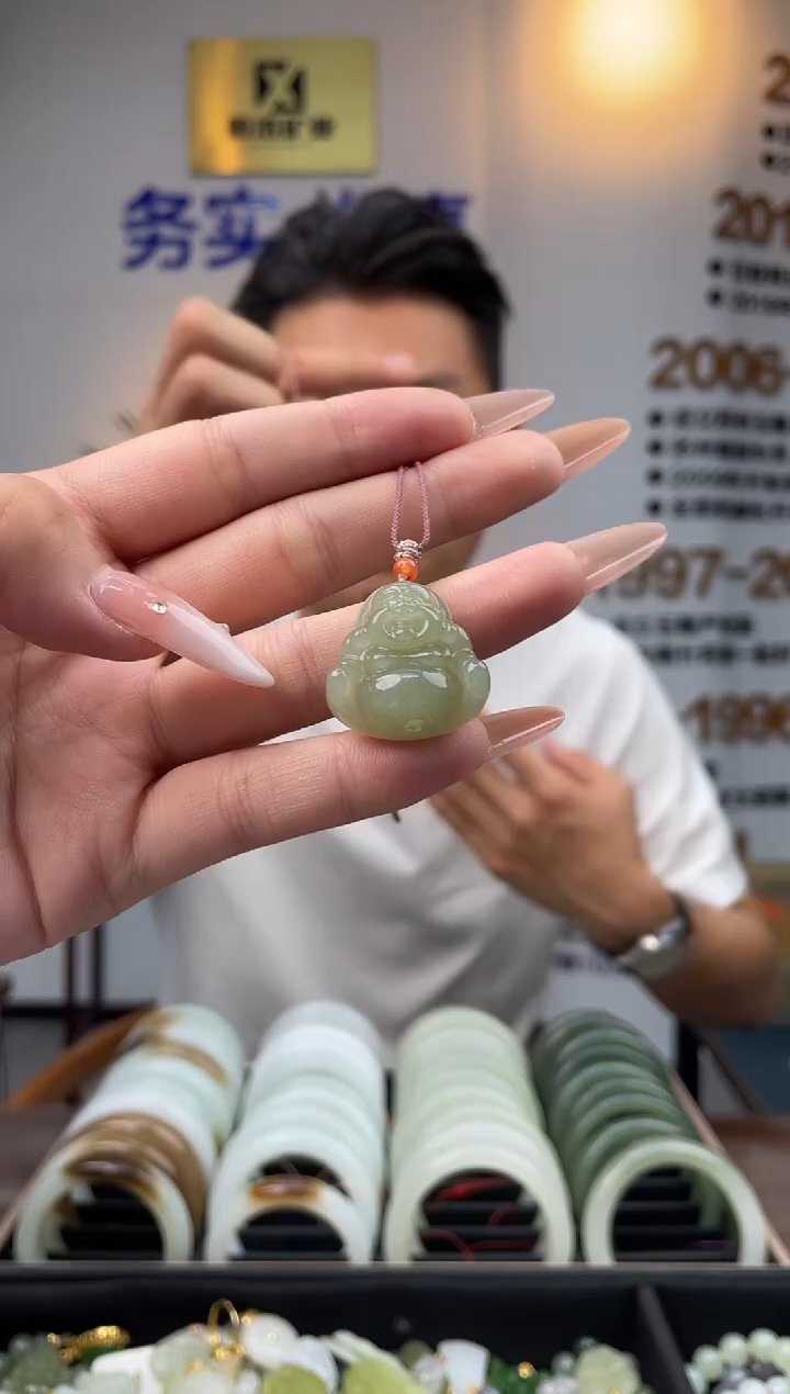 和田玉未镶嵌颈饰翠胶猫佛公吊坠一件