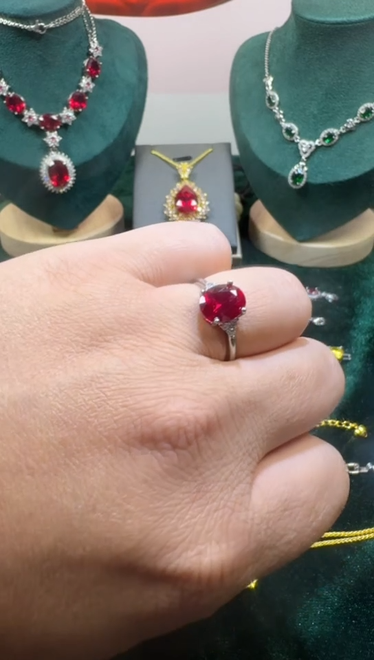 18K金镶嵌戒指红宝石0