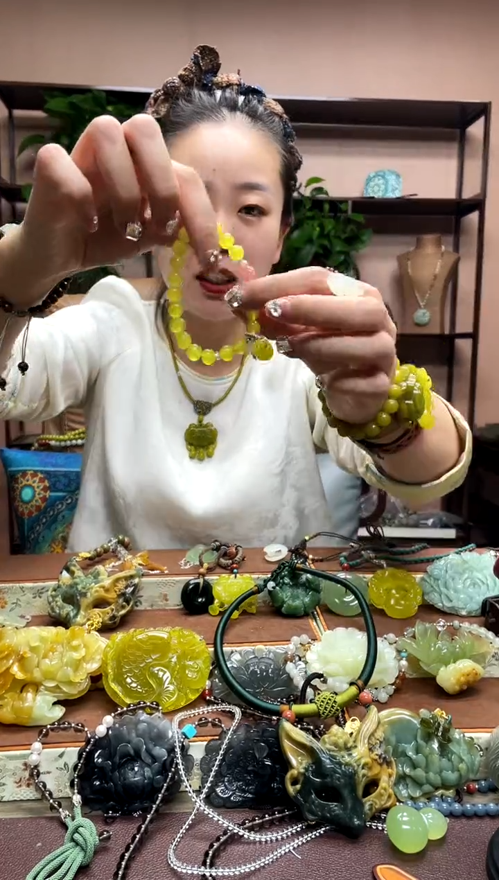 未镶嵌岫玉手串多样性发货发其中之一