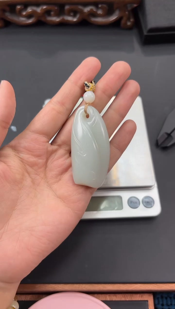 【闪购商品】和田玉吊坠(赠链)未镶嵌且末微色差米达吊坠