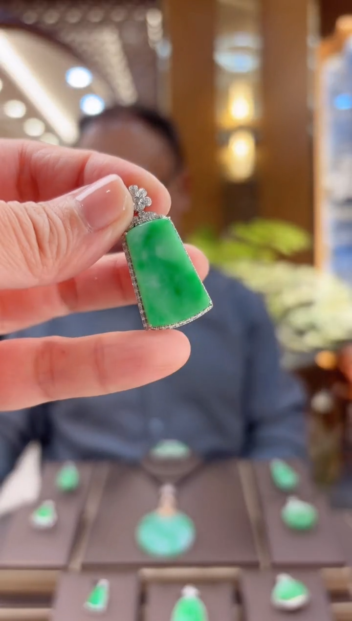 【闪购商品】翡翠吊坠(赠链)18K金镶嵌无事牌吊坠