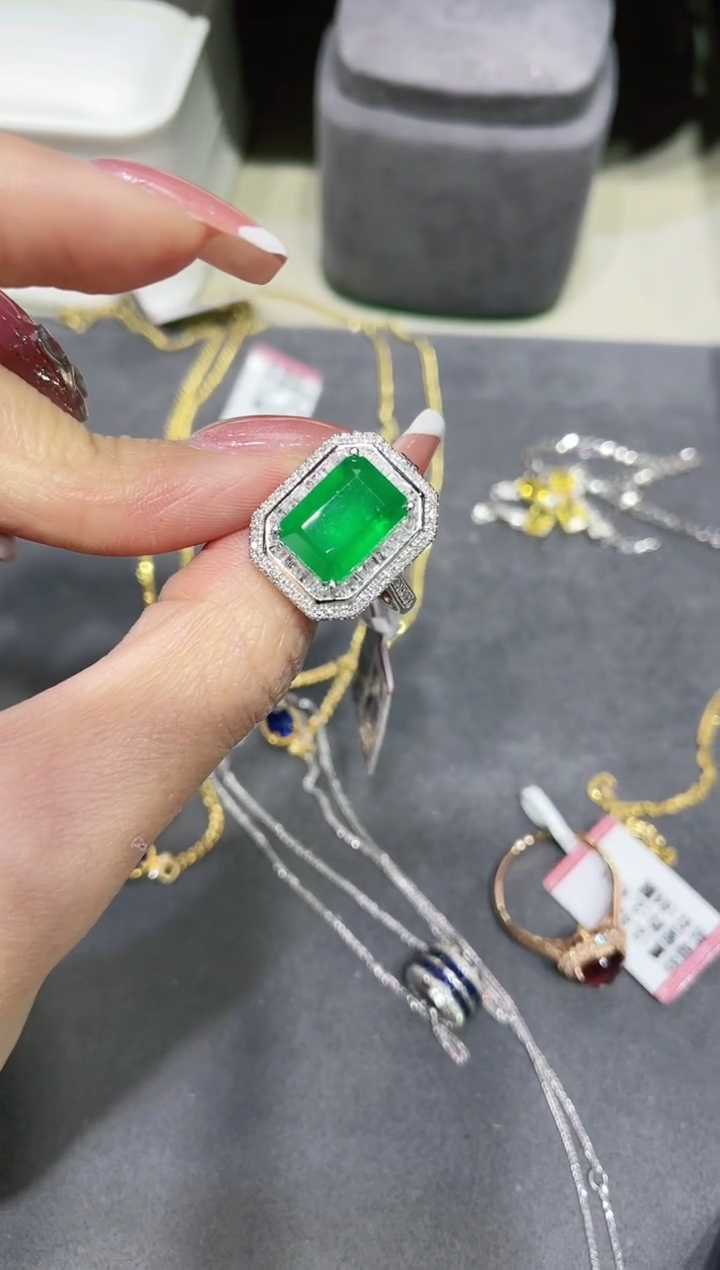 18K金镶嵌天然祖母绿戒指