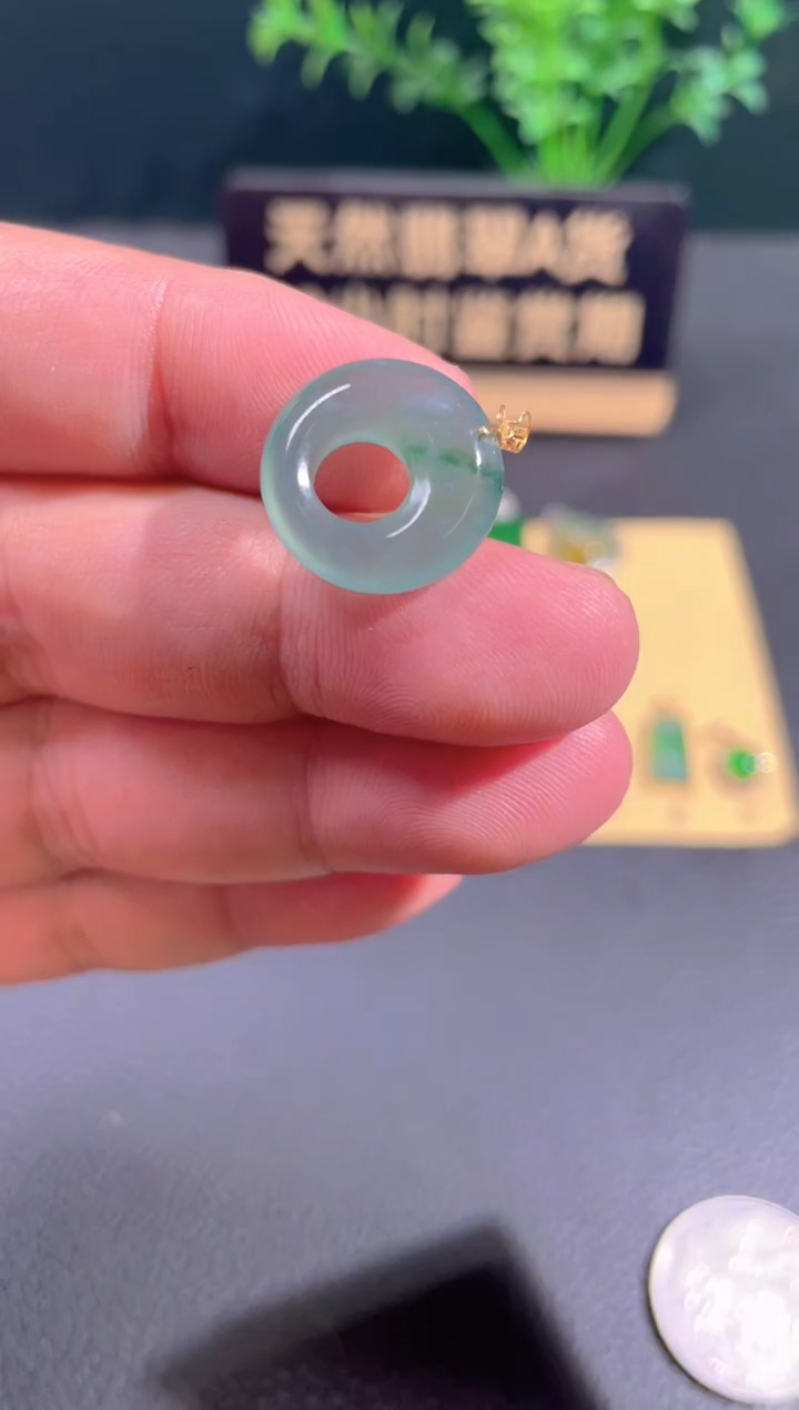 翡翠18K金镶嵌颈饰翡翠