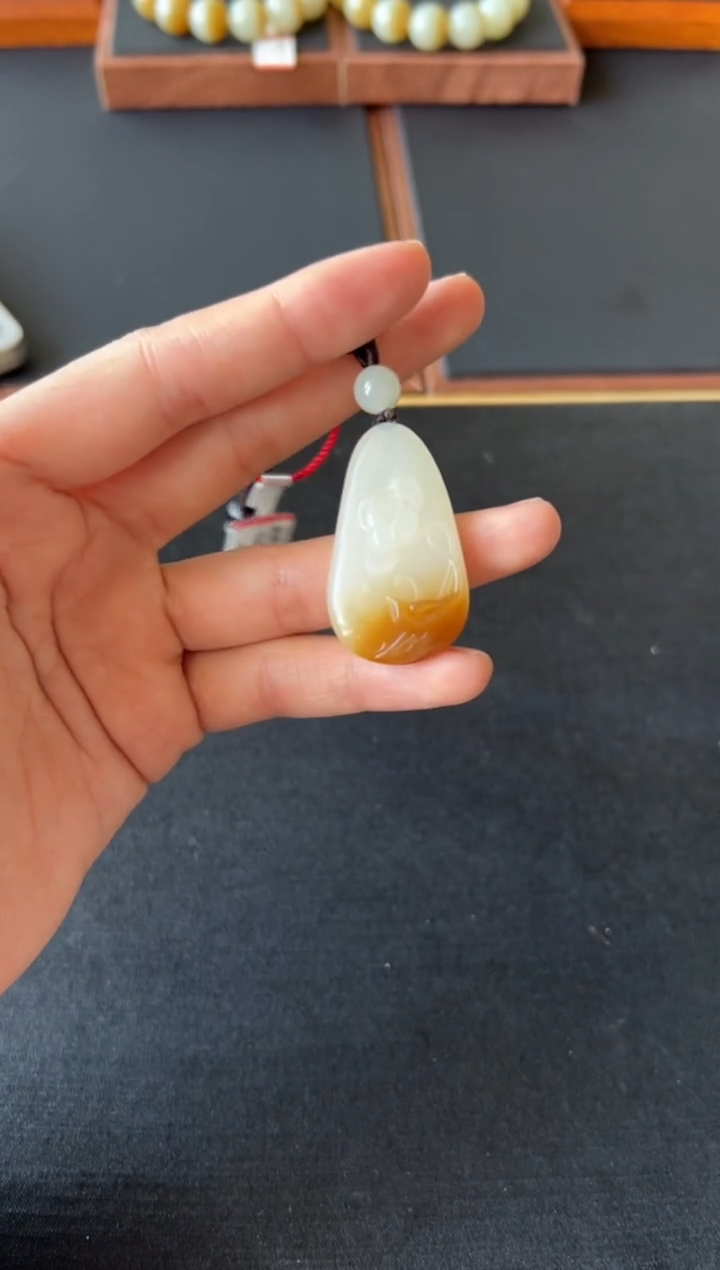 【闪购商品】和田玉吊坠(赠链)未镶嵌且末金山微色差